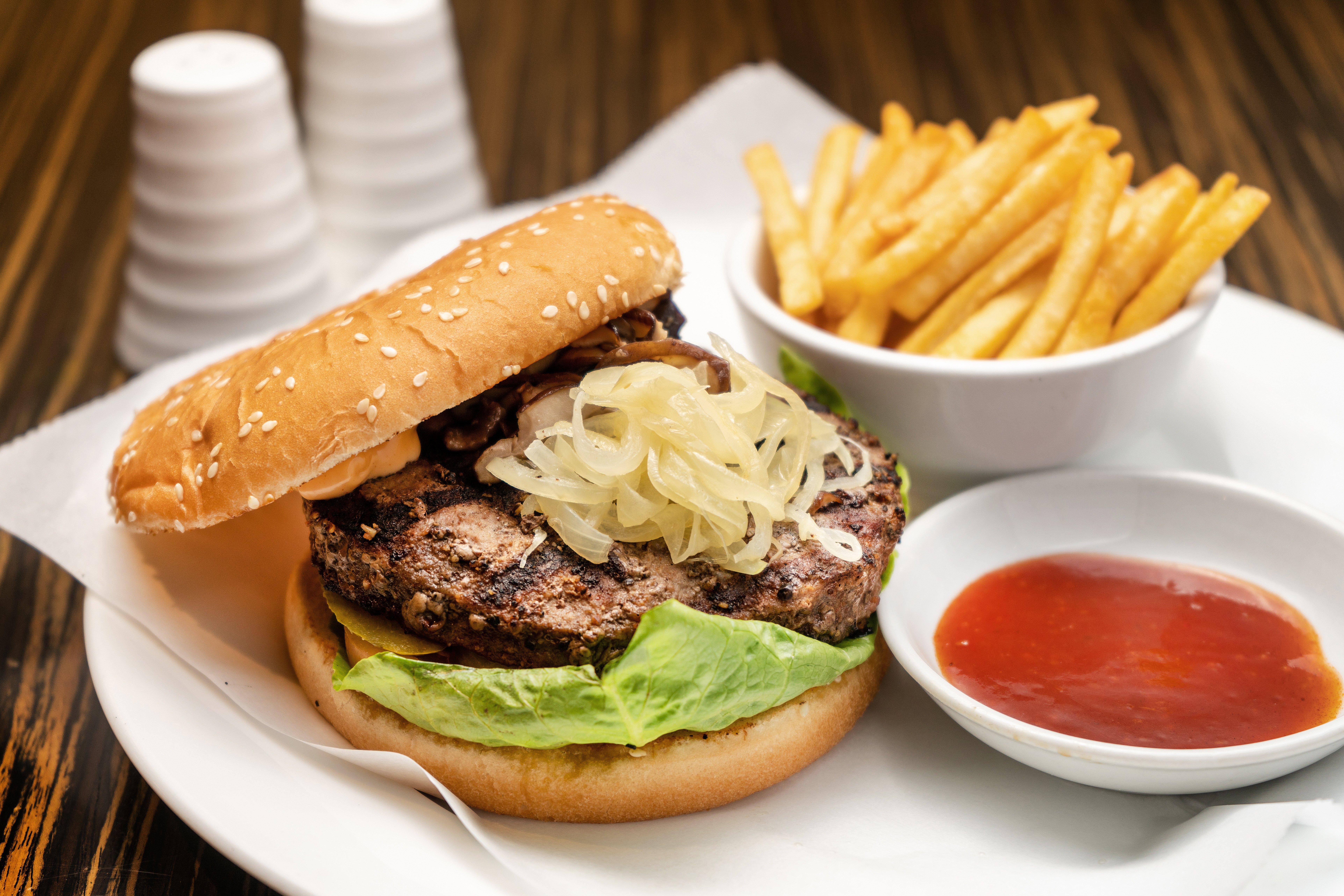 เกลนมารี โฮเทล แอนด์ กอล์ฟ รีสอร์ต Hotel ชาห์อาลัม ภายนอก รูปภาพ A hamburger with fries and ketchup