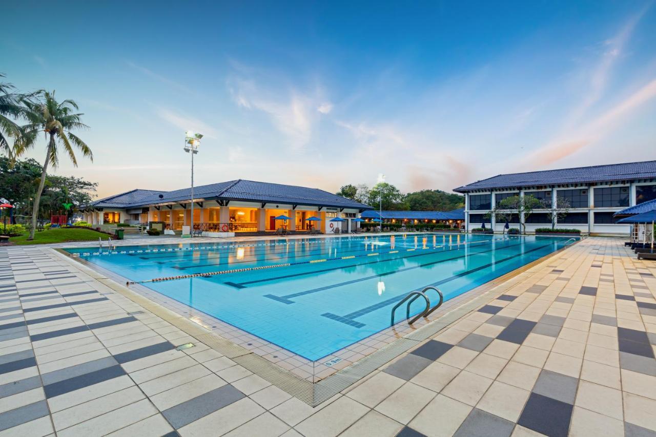 เกลนมารี โฮเทล แอนด์ กอล์ฟ รีสอร์ต Hotel ชาห์อาลัม ภายนอก รูปภาพ The swimming pool at the University of Nottingham Malaysia campus