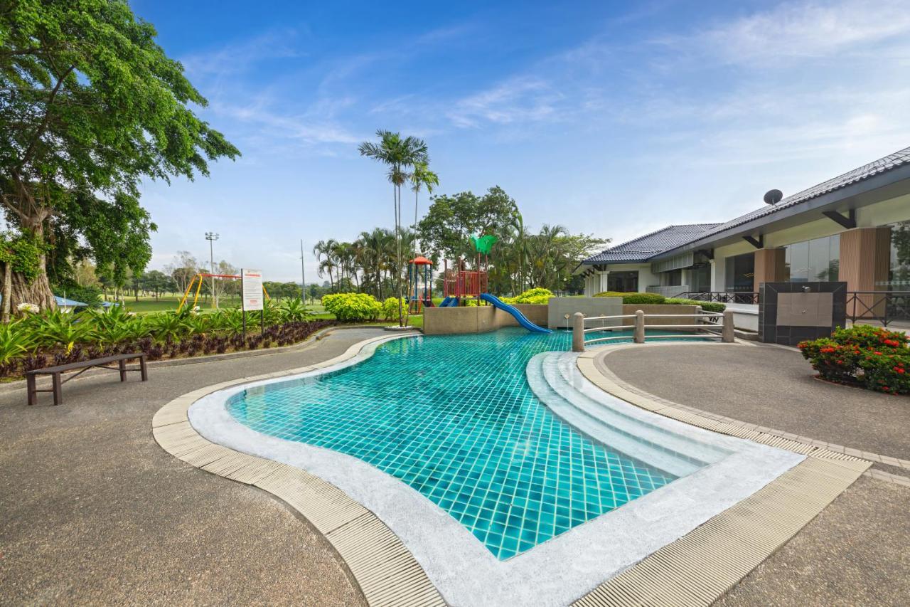 เกลนมารี โฮเทล แอนด์ กอล์ฟ รีสอร์ต Hotel ชาห์อาลัม ภายนอก รูปภาพ The swimming pool at the Royal Thai Police Sports and Recreation Centre