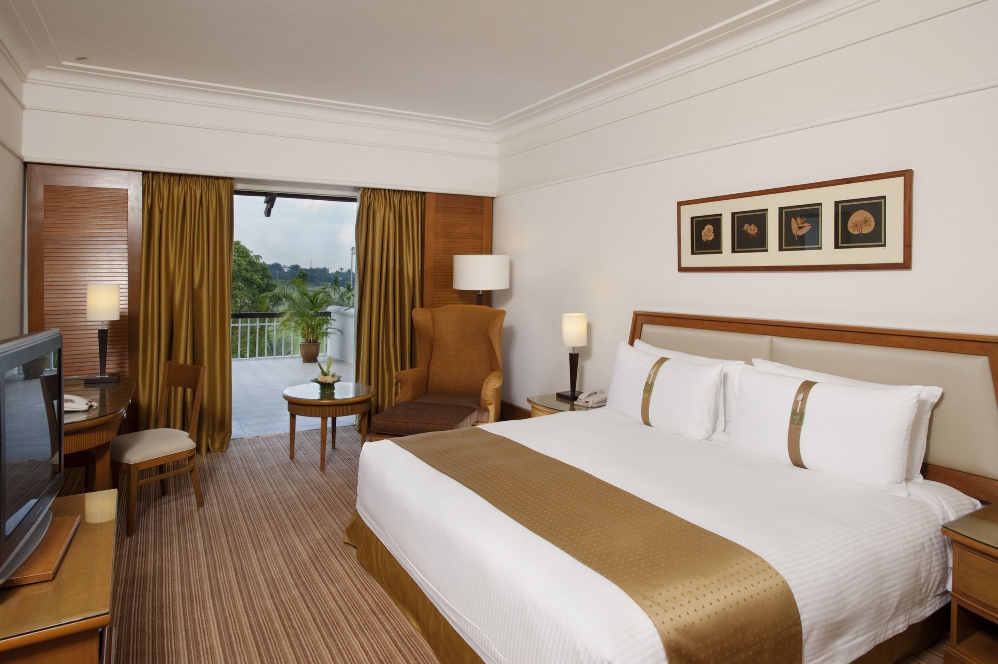 เกลนมารี โฮเทล แอนด์ กอล์ฟ รีสอร์ต Hotel ชาห์อาลัม ภายนอก รูปภาพ A room at the InterContinental Chennai